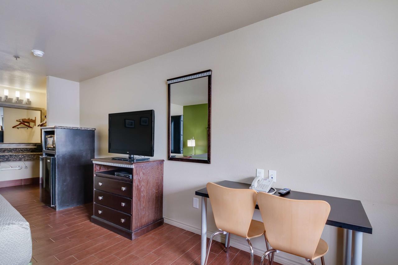 Motel 6 Floresville ภายนอก รูปภาพ