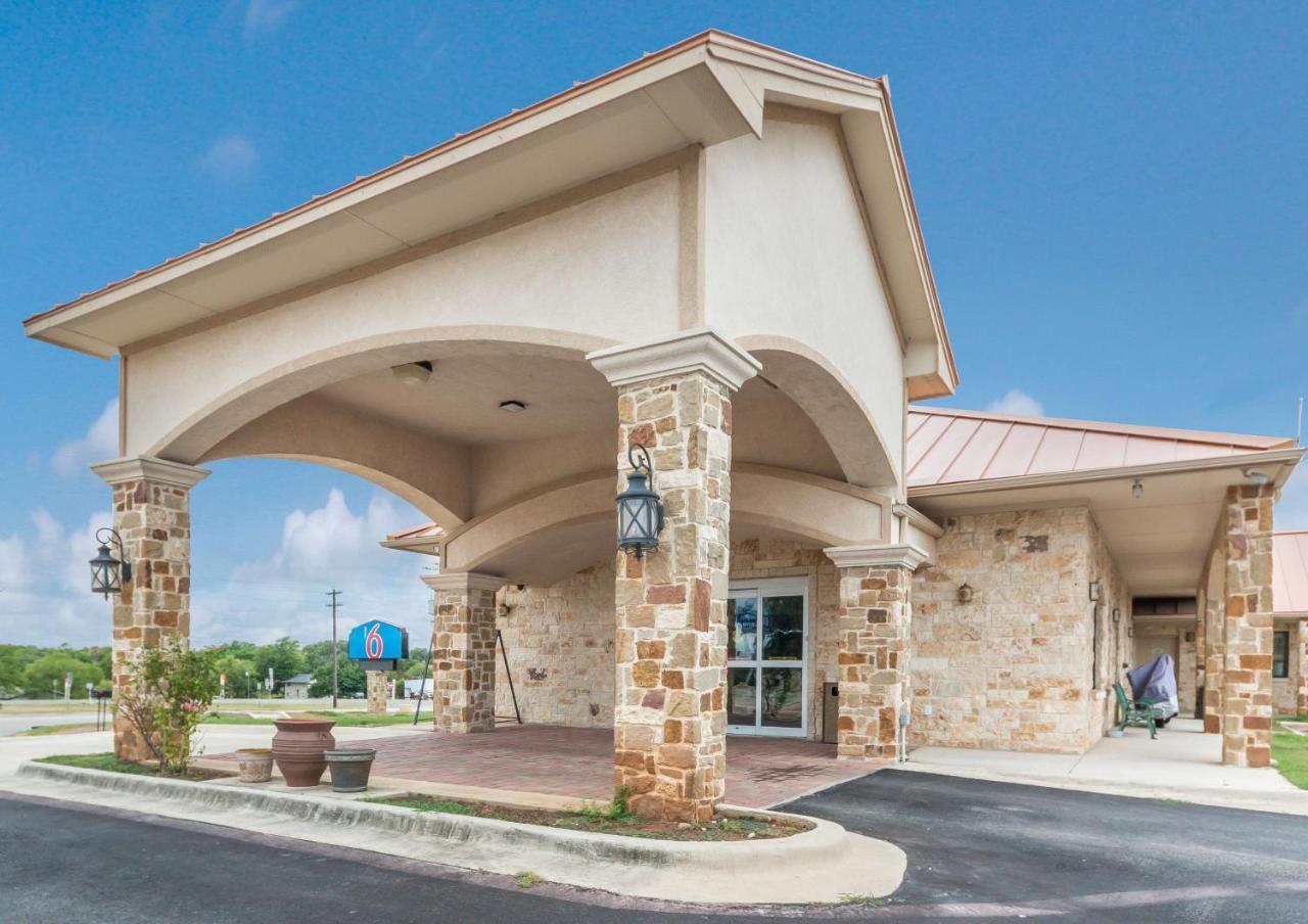 Motel 6 Floresville ภายนอก รูปภาพ