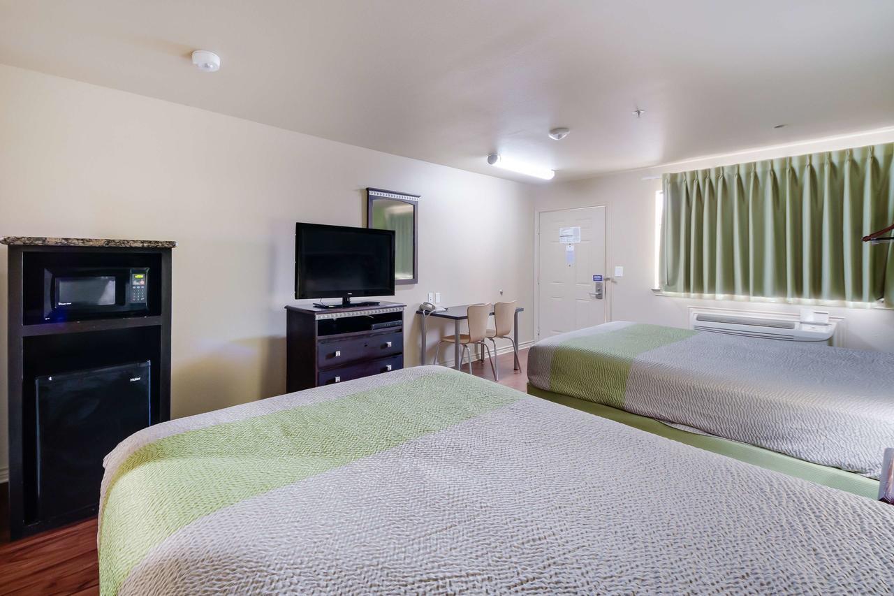 Motel 6 Floresville ภายนอก รูปภาพ
