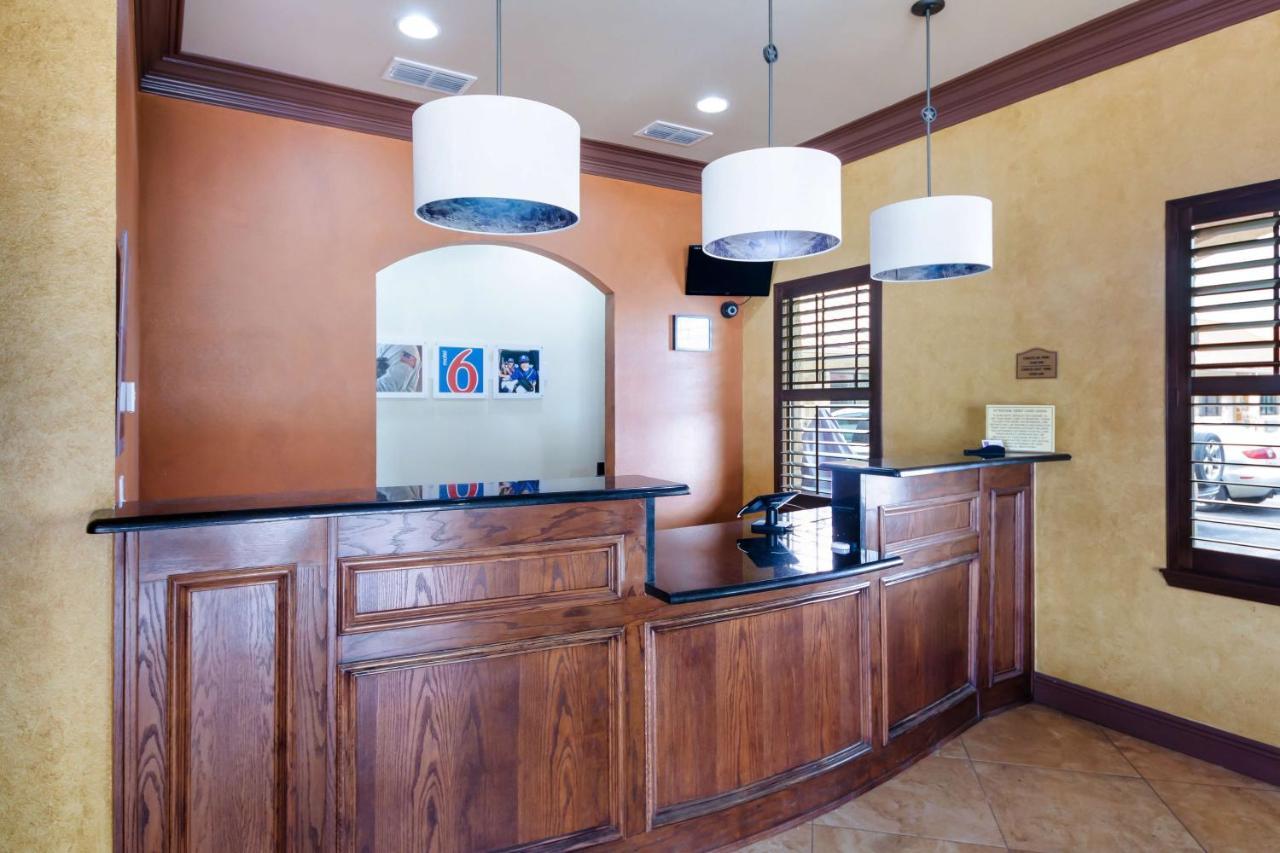 Motel 6 Floresville ภายนอก รูปภาพ