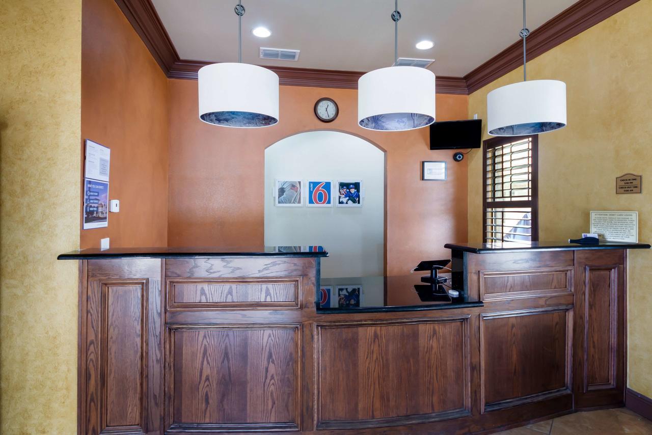 Motel 6 Floresville ภายนอก รูปภาพ