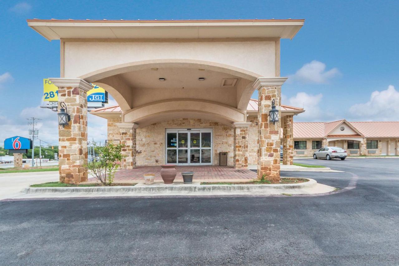 Motel 6 Floresville ภายนอก รูปภาพ